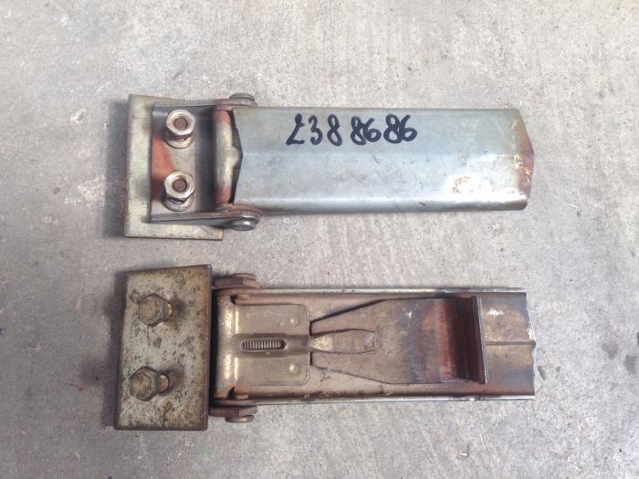 Attache capot Deutz 06